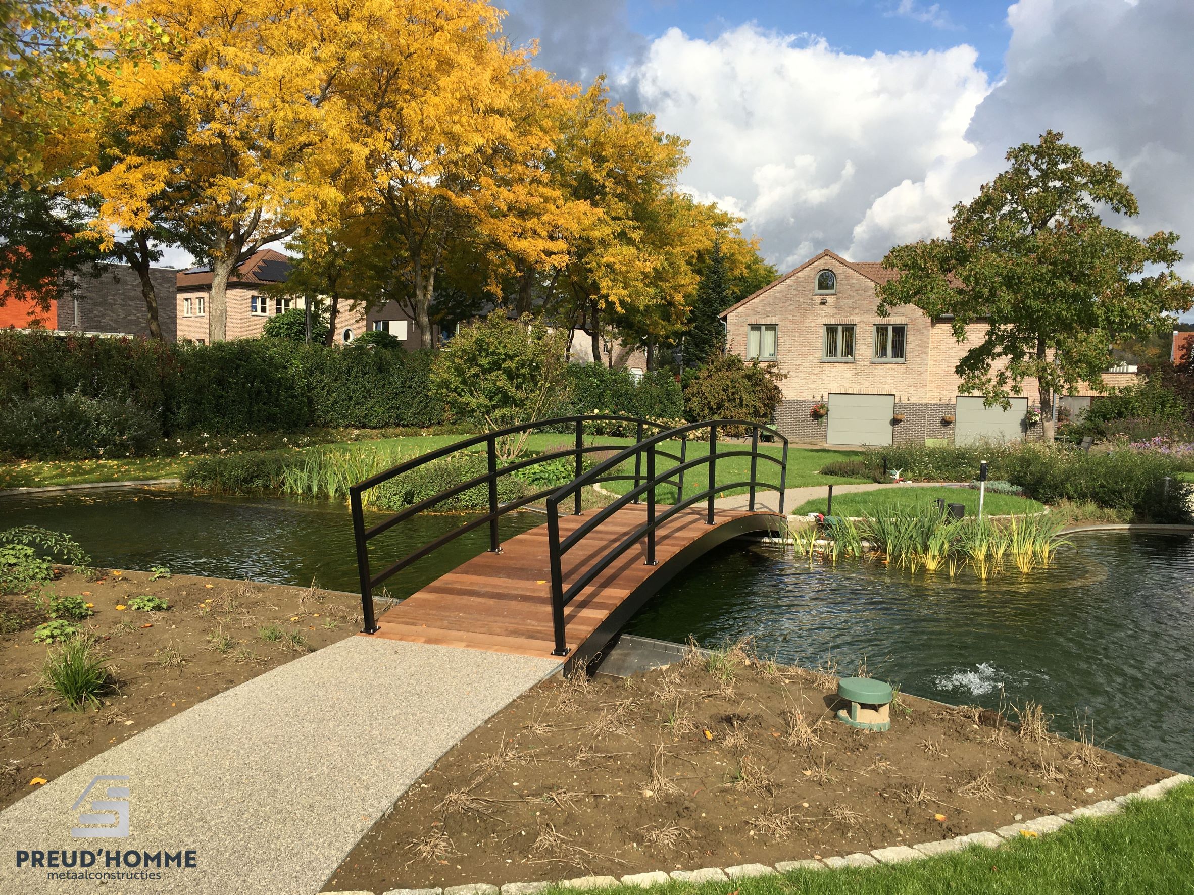 Metalen tuinbrug